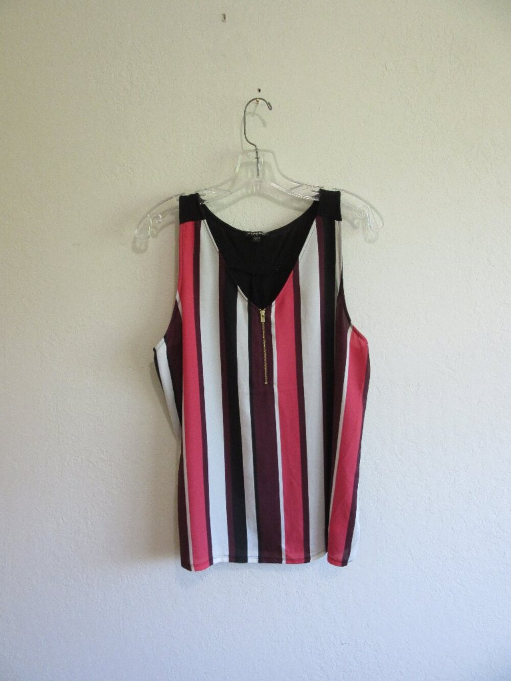 EXPRESS Black Stripe V-Neck L Sleeveless 1/4 Front Zip Closure Blouse